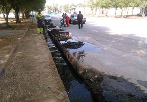  آهک پاشی، لایروبی و پاکسازی کل جداول خیابان‌های معلم رامهرمز