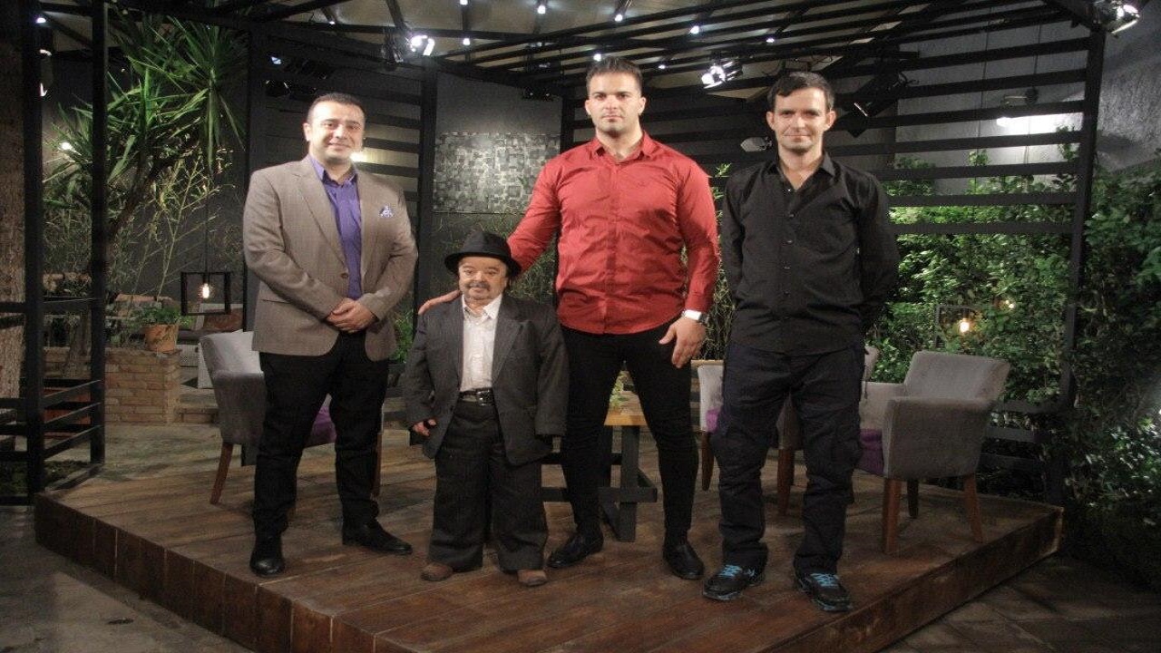 مرد کوتاه قامتی که برای پسران رشیدش بزرگی کرد