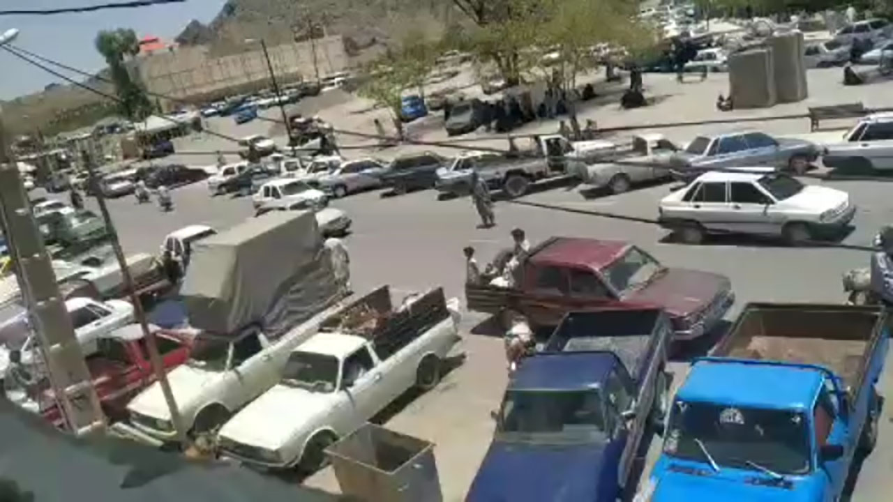 رعایت نشدن فاصله اجتماعی در بازار شهرستان سرباز + فیلم