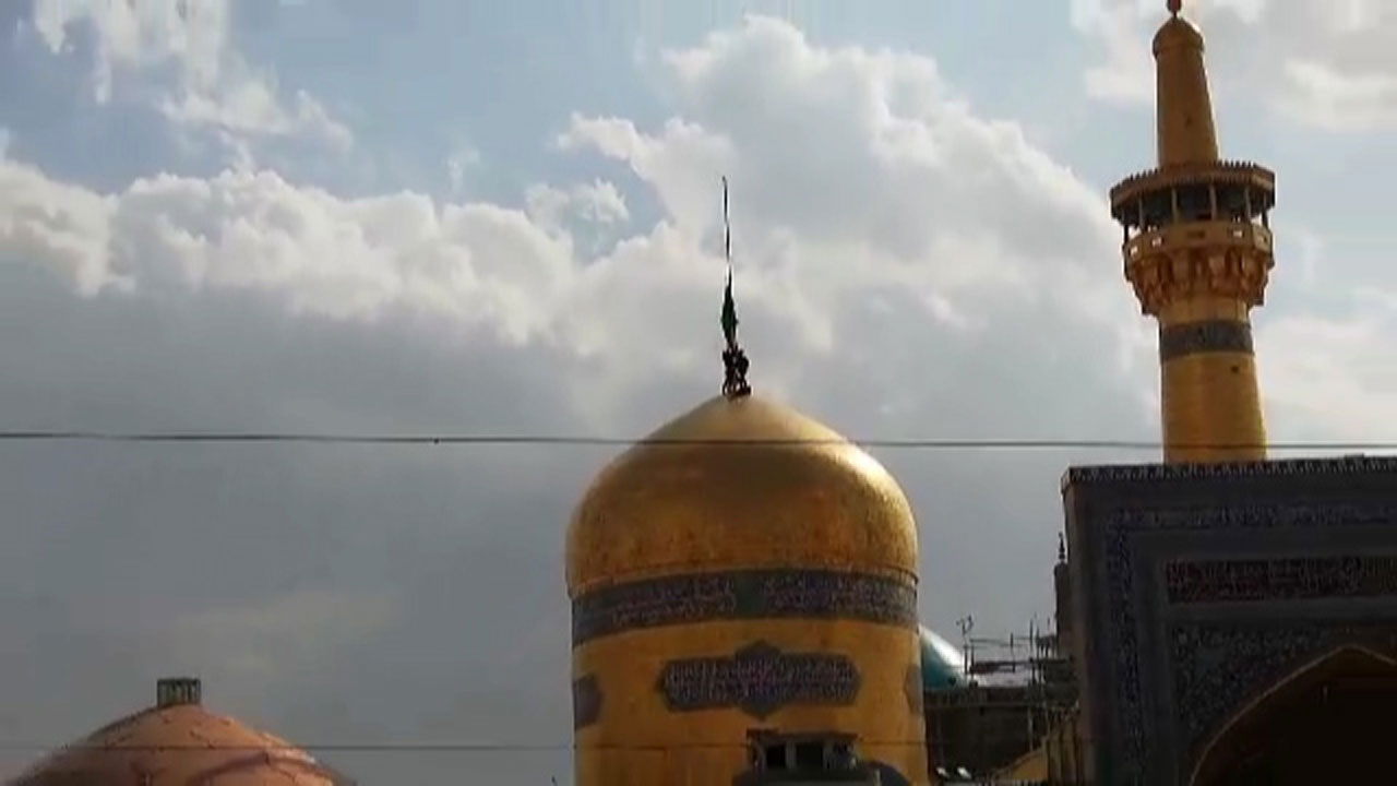 مراسم تعویض پرچم گنبد طلایی امام رضا علیه‌السلام + فیلم
