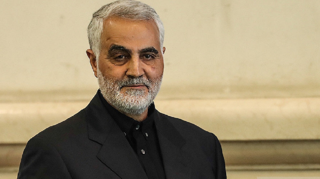تصویر قدیمی شهید سلیمانی با لباس احرام