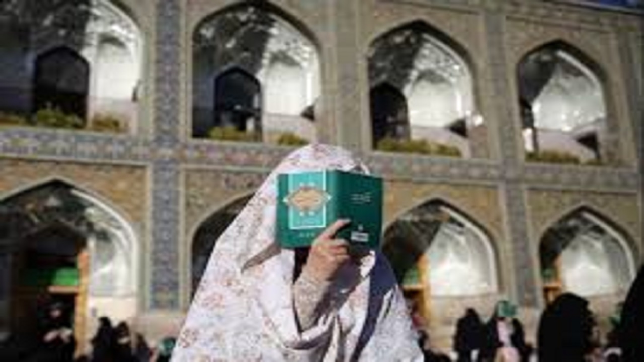 تصاویری از دعای پر فیض عرفه در حرم مطهر رضوی