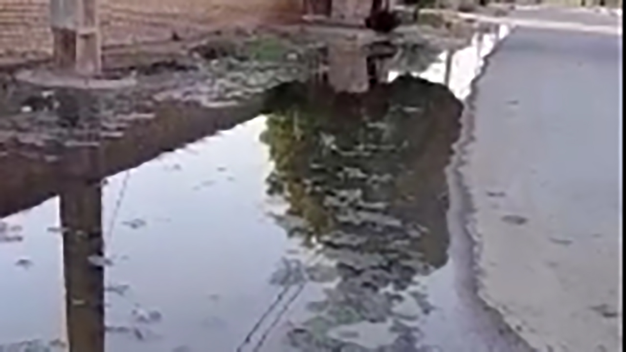 وضع نامناسب فاضلاب در معابر روستای میرزا علی‌خان + فیلم