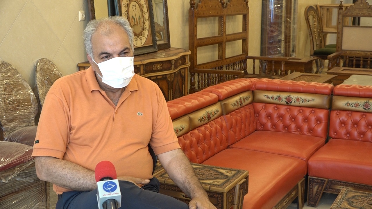 هنرمندی که از زندانیان دستگیری می‌کند