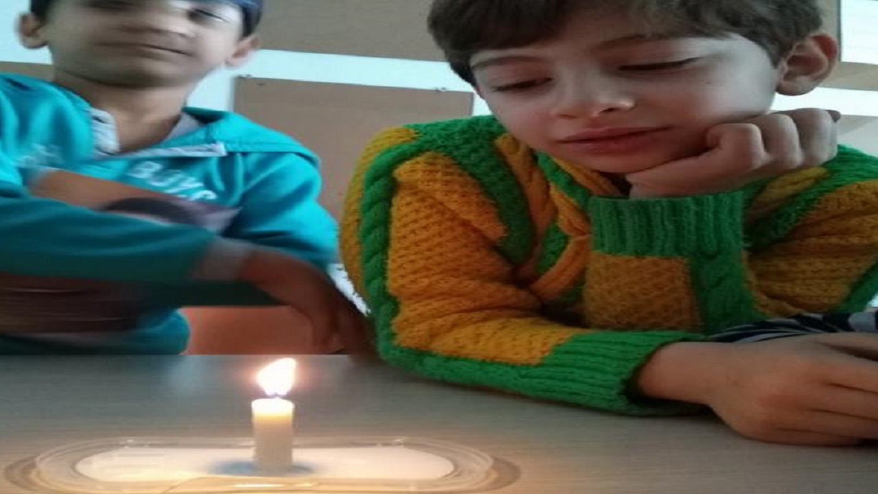 شعله‌های شمع خانه را به کام آتش برد