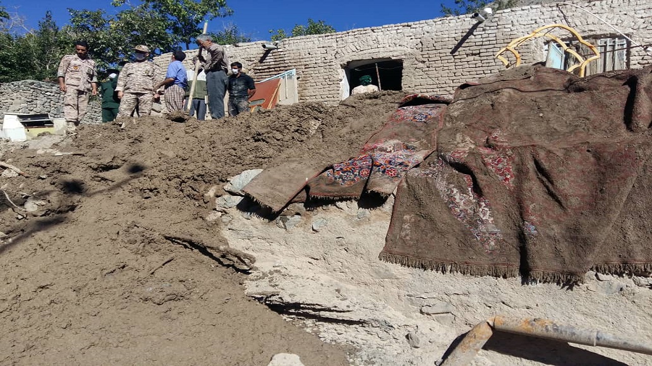 کمک ۱۸۰ جهادگر بسیجی به روستاهای سیل زده بیرجند
