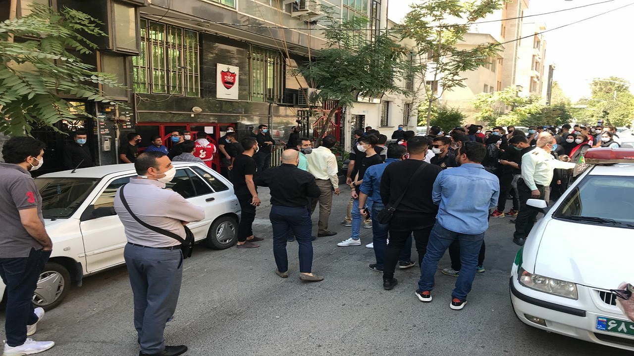 حضور هواداران پرسپولیس مقابل ساختمان این باشگاه