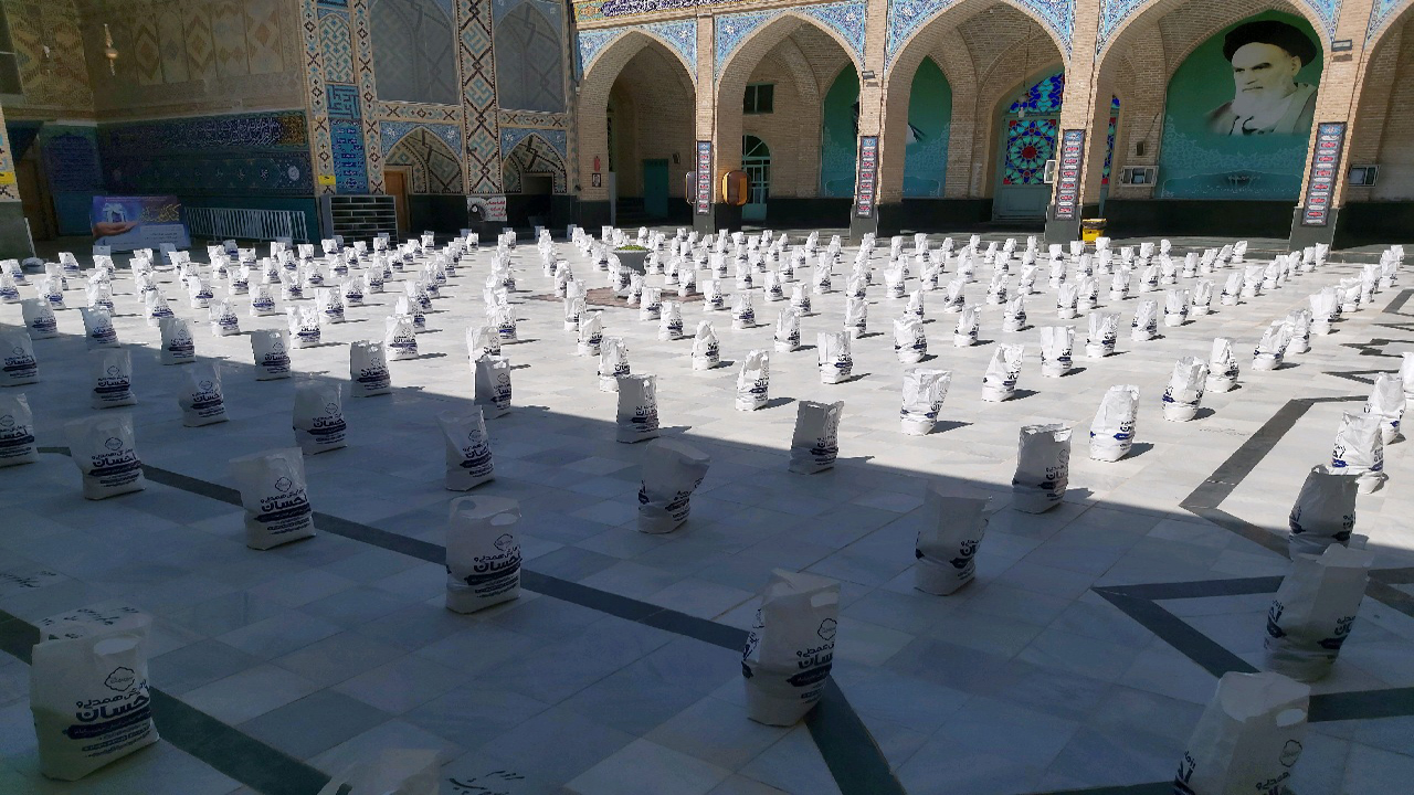 توزیع کمک‌های مومنانه در شهرستان انار