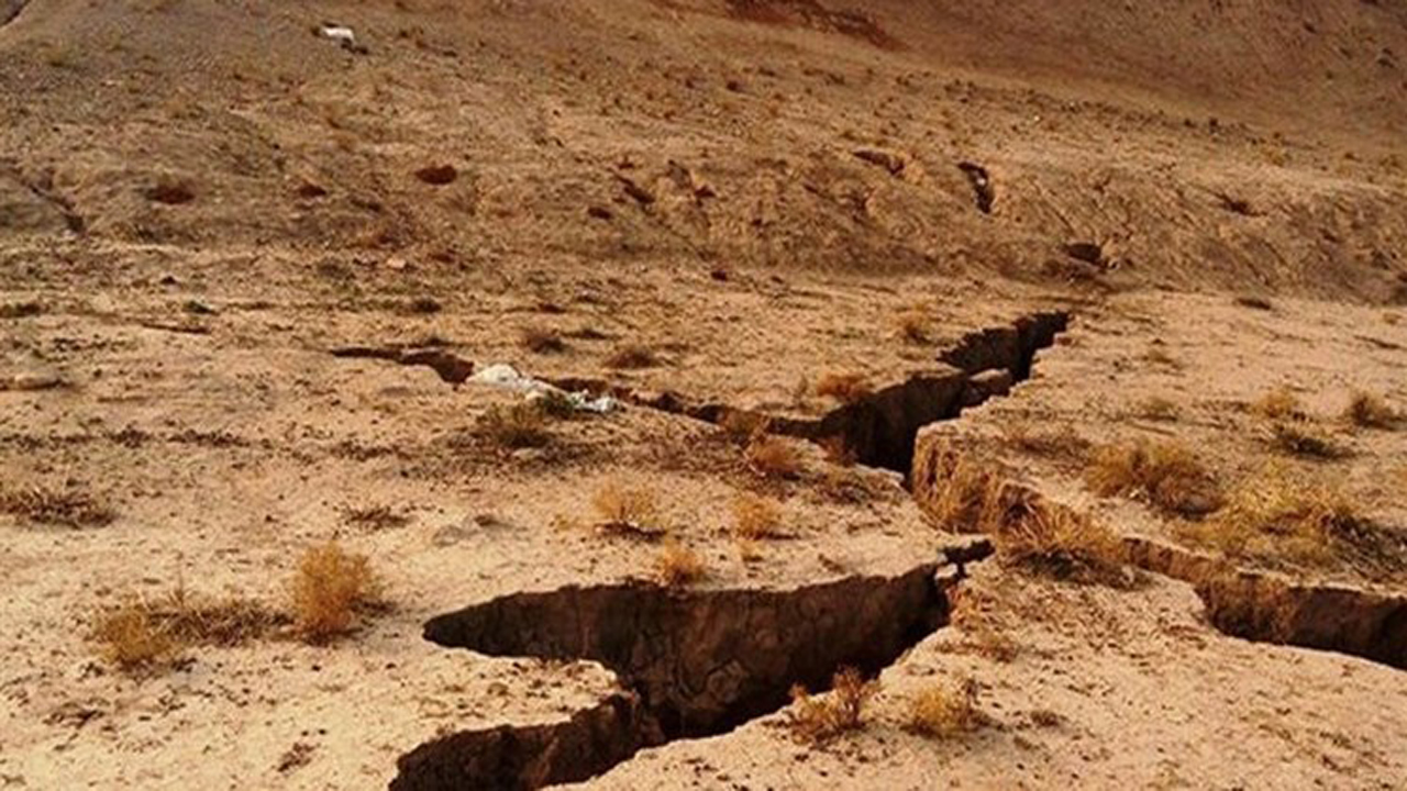بحران فرو نشست زمین در روستای دیندارلو فسا ۸ ساله شد