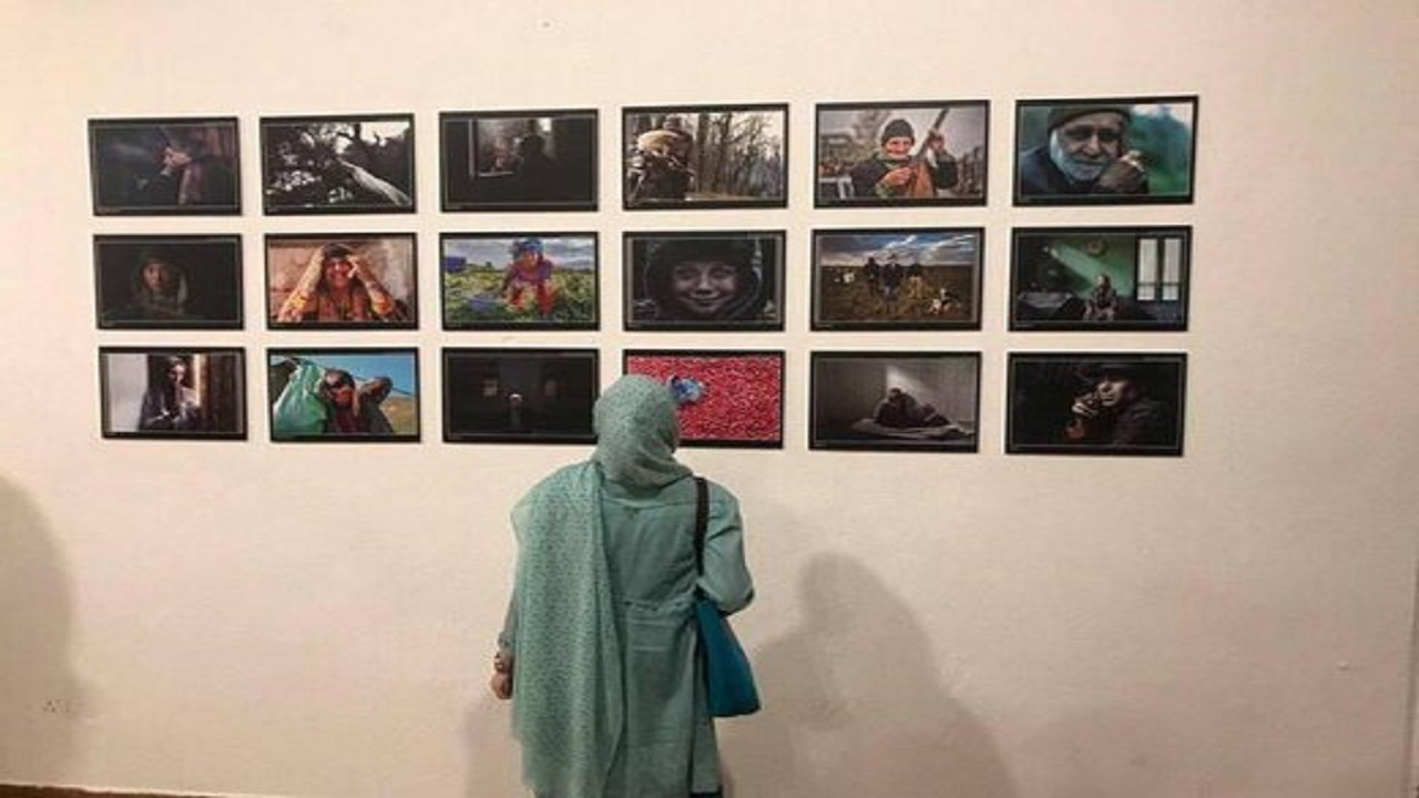روزمرگی یک عکاس در گالری راه ابریشم/ نقاش جوان سرزمین گمشده اش را در گالری والی به تصویر می‌کشد