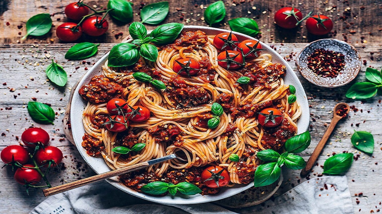 طرز تهیه اسپاگتی ایتالیایی بسیار خوشمزه با گوشت و ریحان