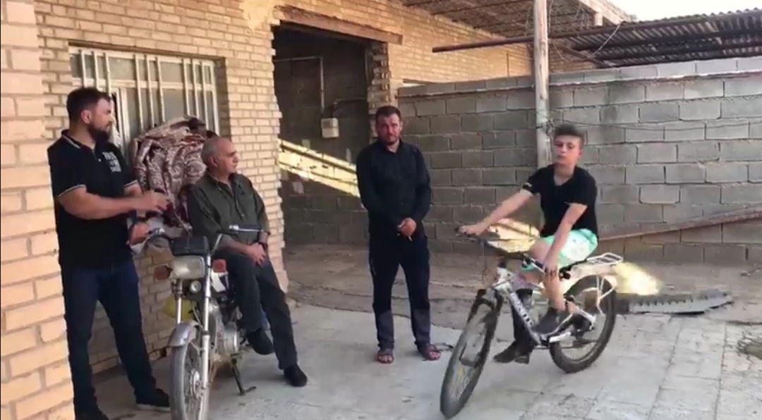 کودک اهوازی باحمایت قهرمانان ملی کشتی صاحب پای مصنوعی شد/ چهره های سرشناس کاراته و کشتی در کوره پزخانه های تهران