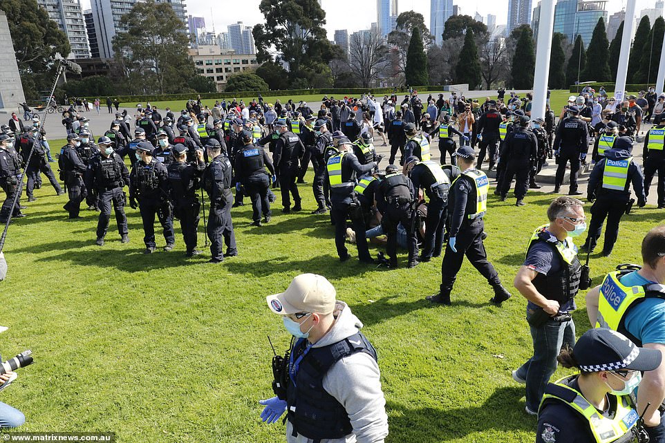 تظاهرات کرونایی شهروندان ملبورن به خشونت کشیده شد + تصاویر