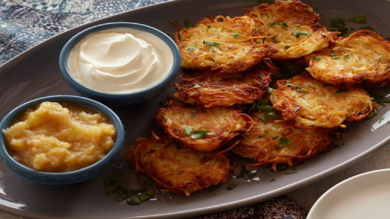 طرز تهیه پنکیک سیب زمینی با سس سیب