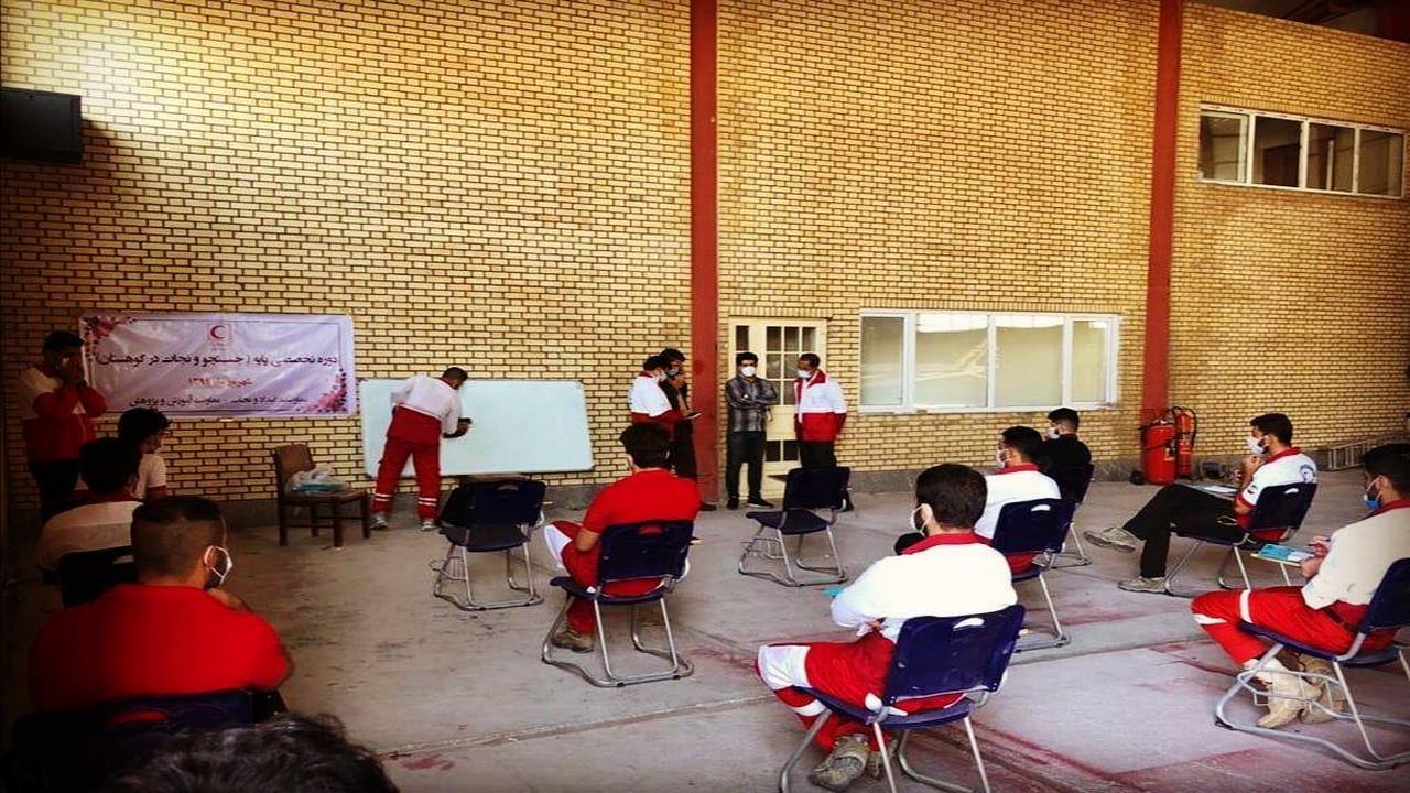 برگزاری دوره تخصصی پایه جستجو و نجات در کوهستان توسط هلال احمر ایلام