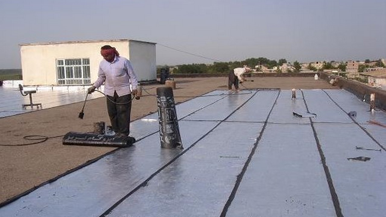عایق بندی پشت بام مدارس شهرستان ایوان
