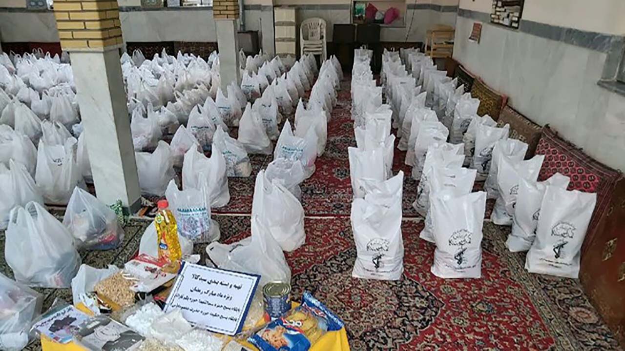 تهیه و توزیع بسته‌های موادغذایی در روستای کیارام + تصاویر