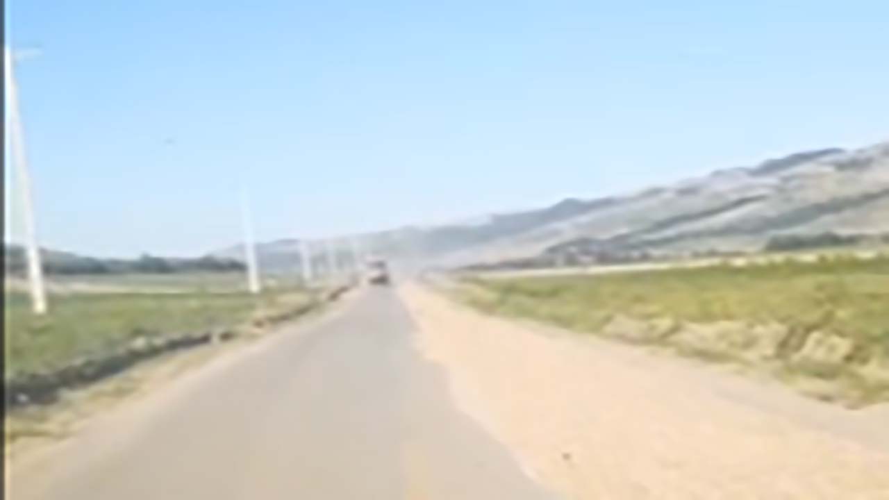 دشواری تردد از جاده ناهموار در دهستان آق‌سو + فیلم