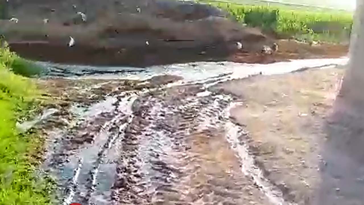 بهداشت نامناسب جوی آب در روستای شیخ سرخ‌الدین + فیلم