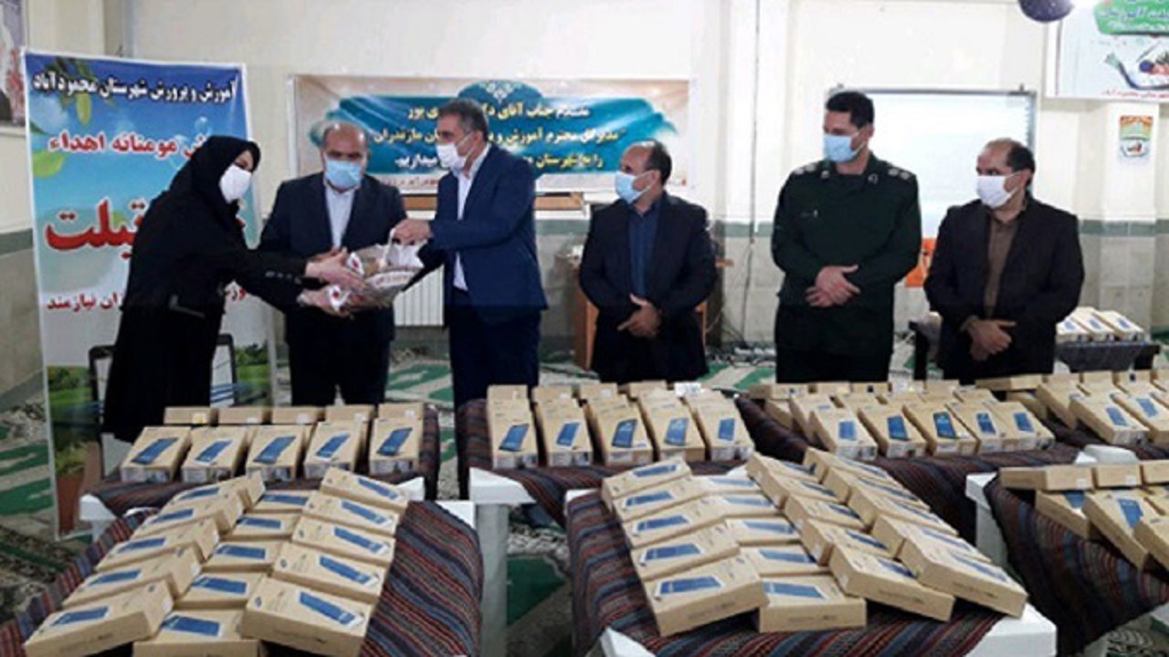 ۳۰۰ تبلت به دانش‌آموزان نیازمند محمودآبادی اهدا شد