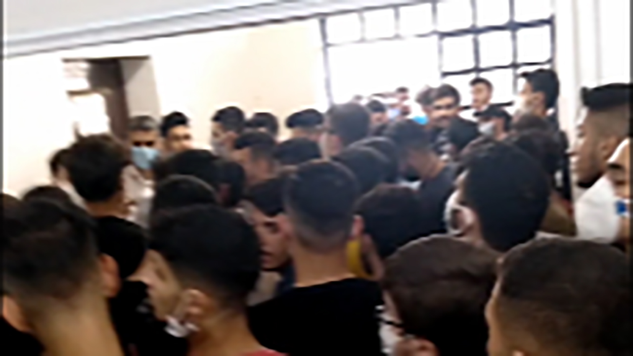 ازدحام جمعیت در پلیس راهور رشت با خطر ویروس کرونا + فیلم