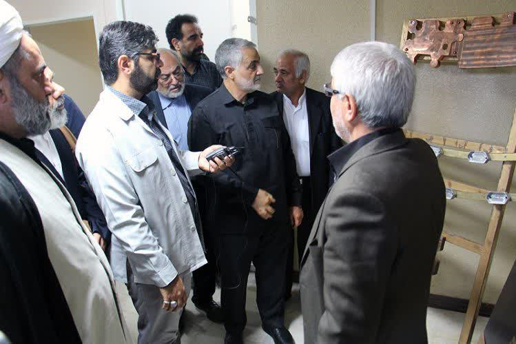هدیه متبرکی که &laquo;حاج&zwnj;قاسم&raquo; از کرمان برای رهبر انقلاب برد