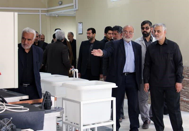 هدیه متبرکی که &laquo;حاج&zwnj;قاسم&raquo; از کرمان برای رهبر انقلاب برد