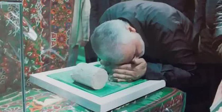 هدیه متبرکی که &laquo;حاج&zwnj;قاسم&raquo; از کرمان برای رهبر انقلاب برد