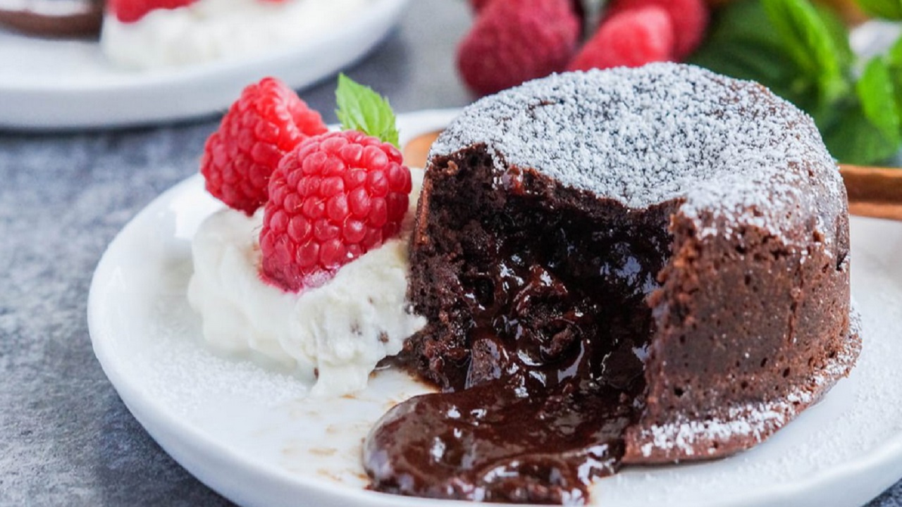 طرز تهیه کیک شکلاتی مذاب مایکروفری در چند دقیقه