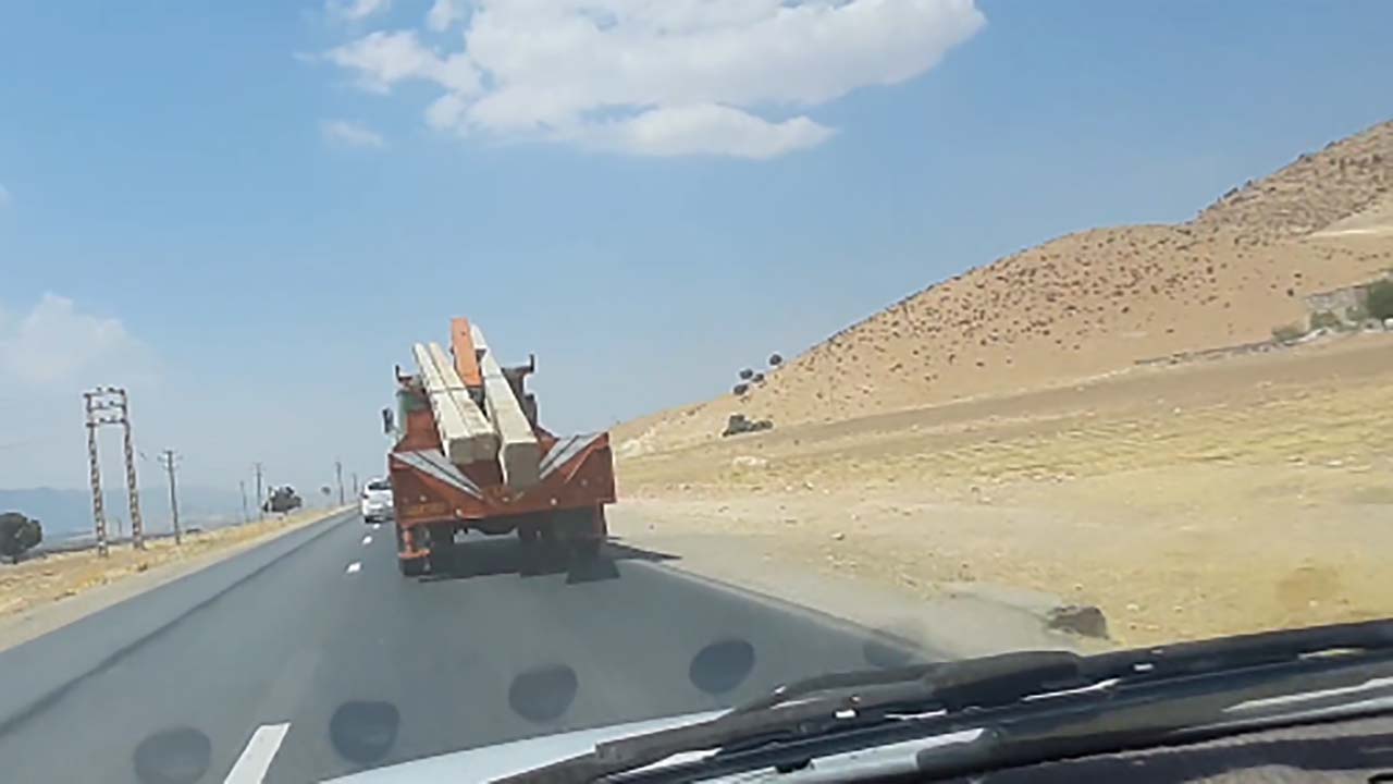 حمل خطرناک بار با جرثقیل در لردگان + فیلم
