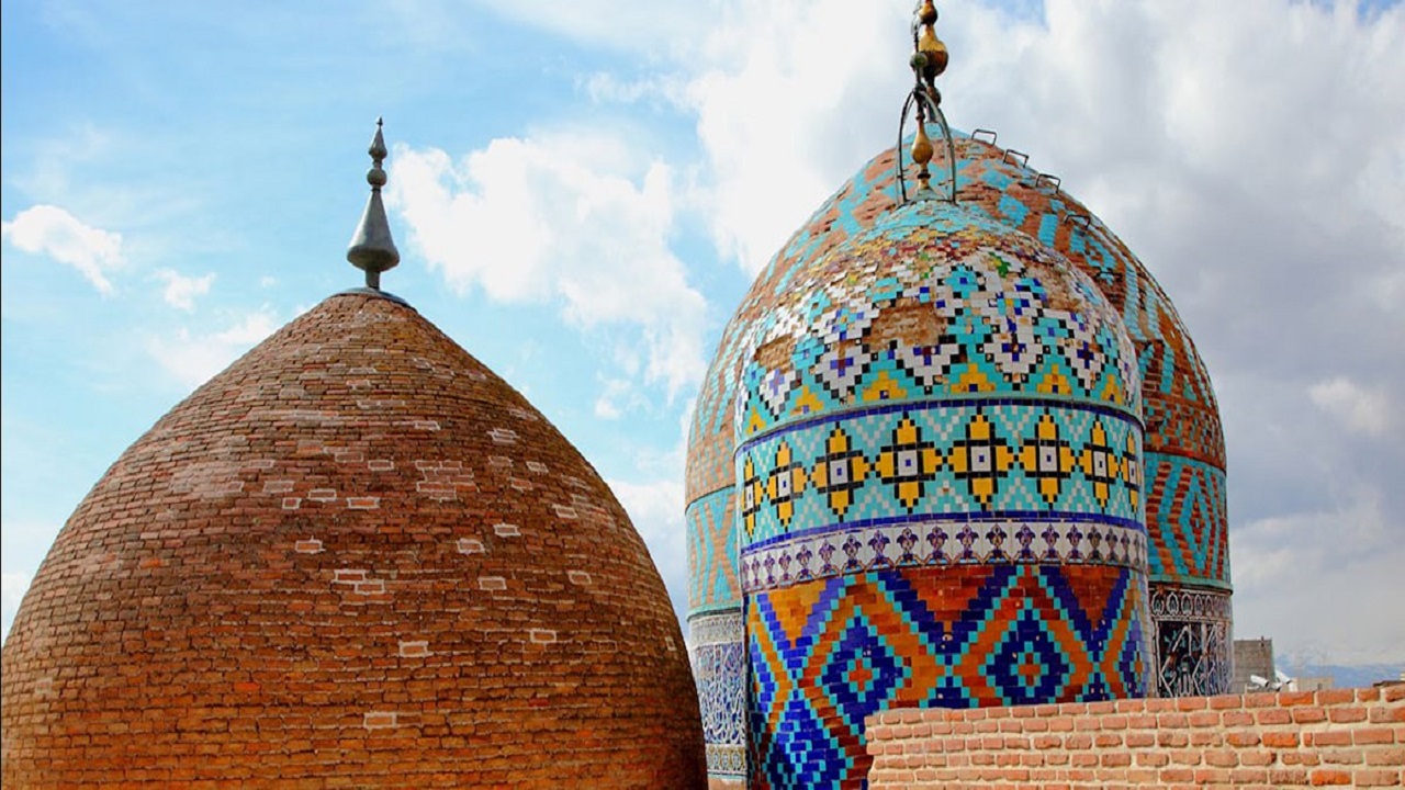 آغاز عملیات جداره سازی میدان عالی قاپوی اردبیل