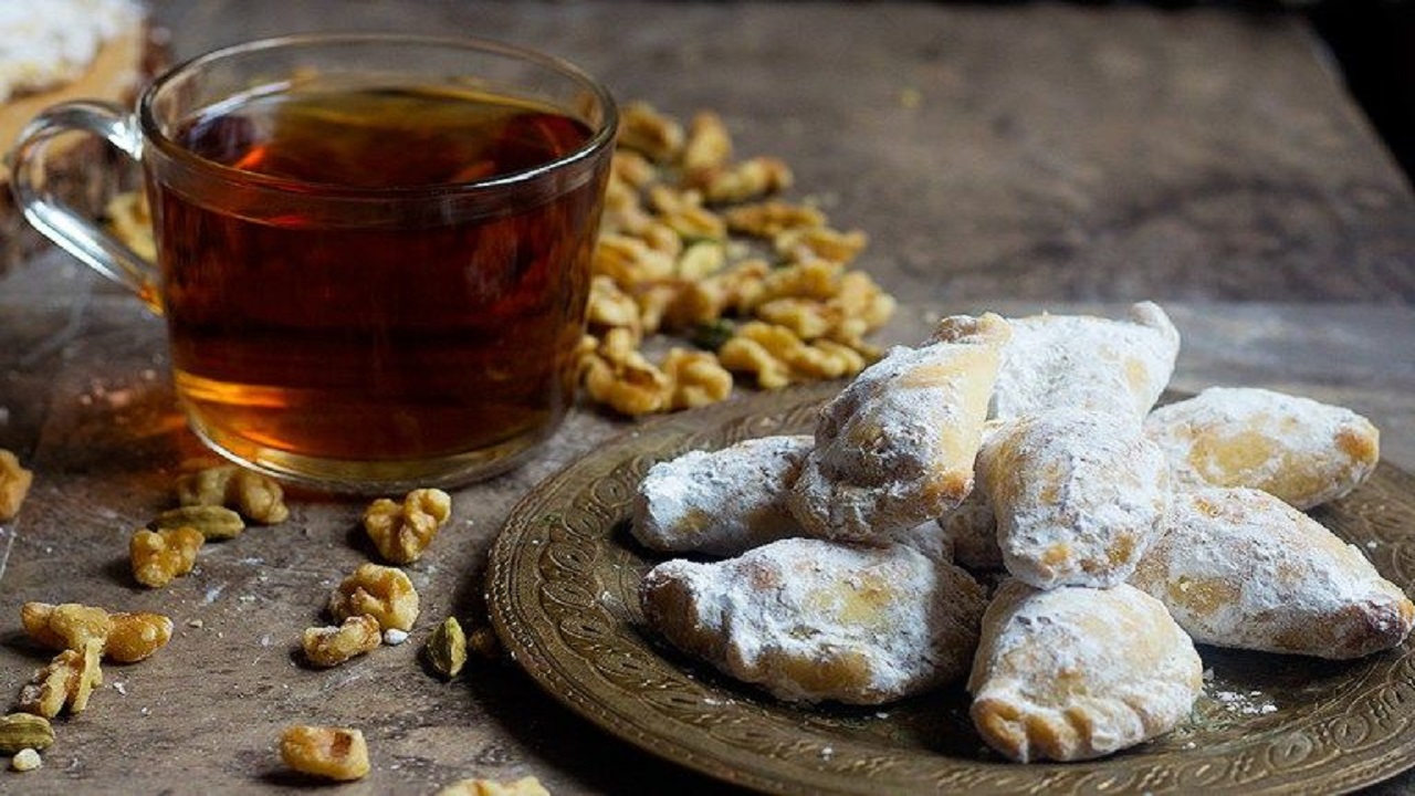 طرز تهیه شیرینی قطاب گردویی خانگی ترد و خوشمزه + فوت و فن خمیر قطاب