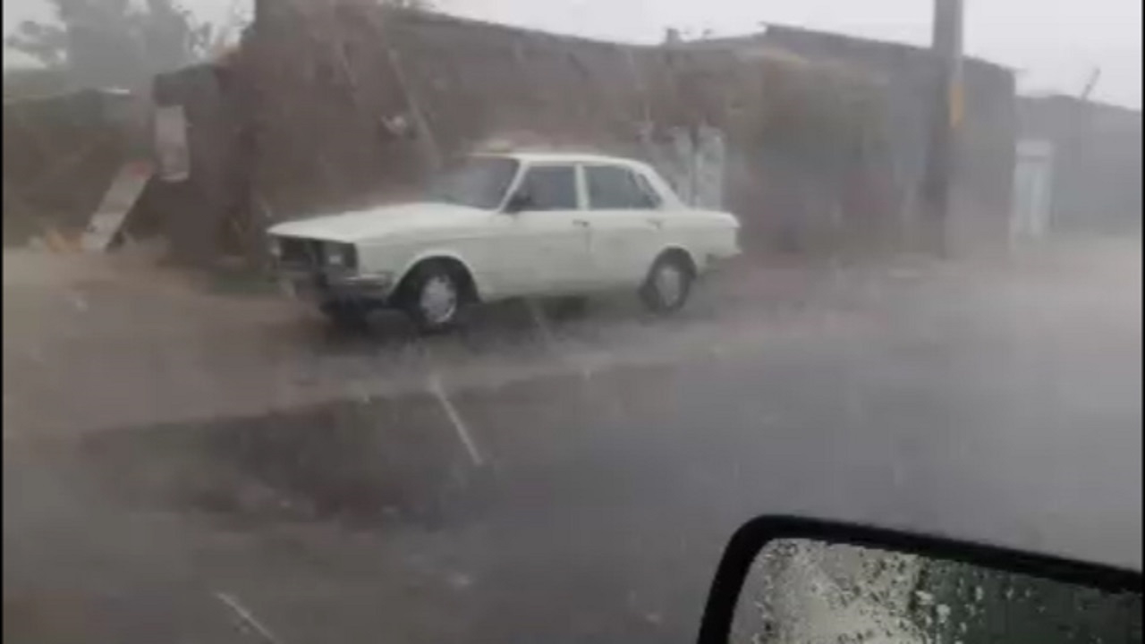 بارش باران تابستانی در روستای شیشوان عجب‌شیر + فیلم