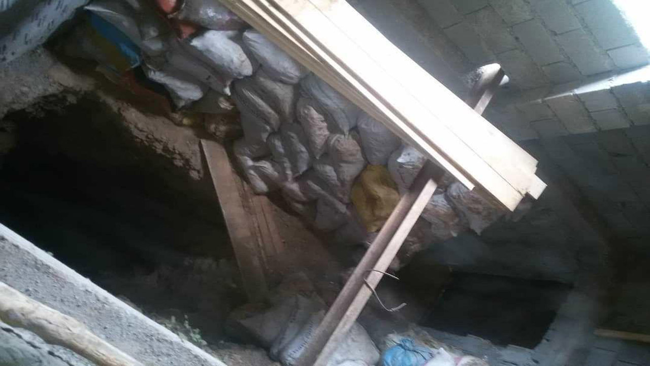 کلنگ جوینده گنج در منزلش به سنگ خورد