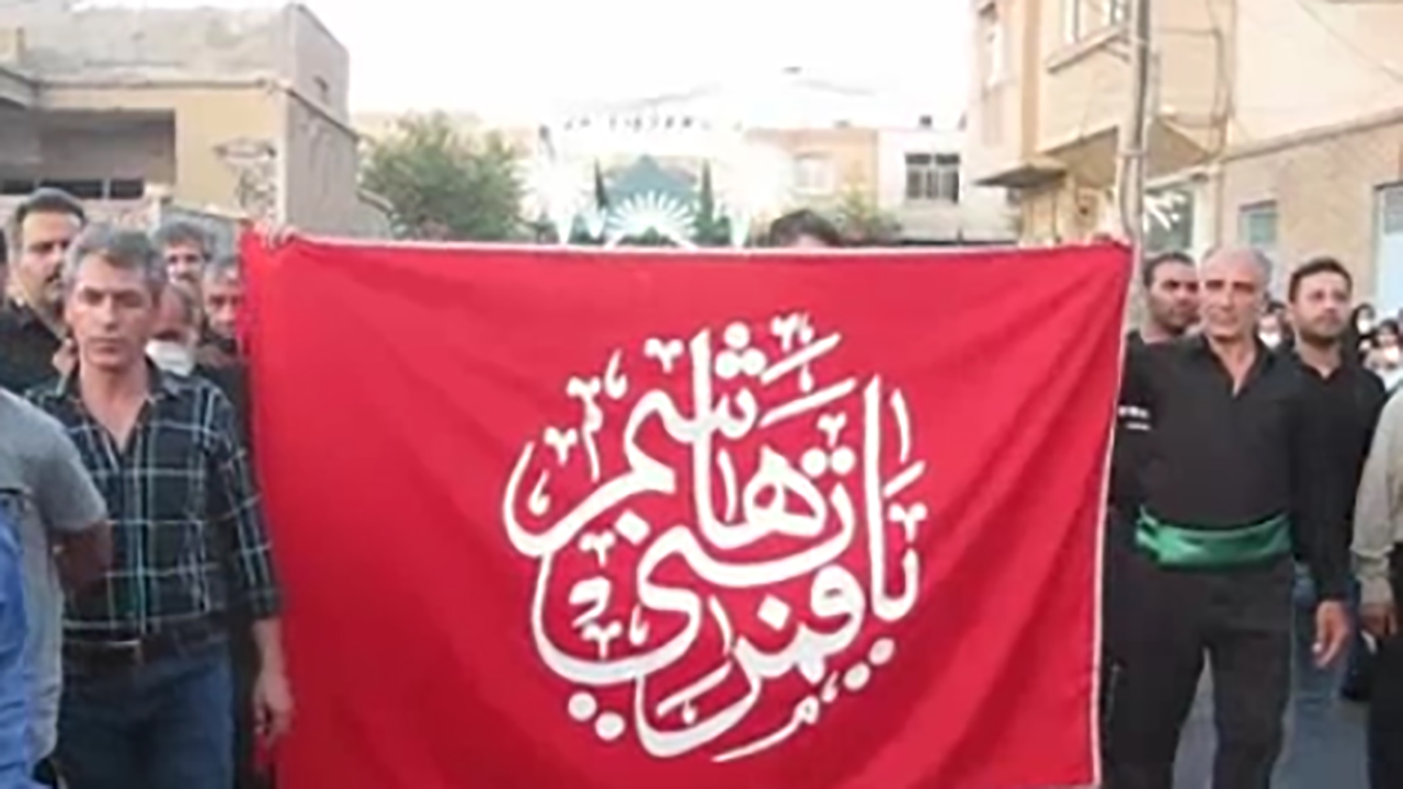 مراسم تعویض پرچم گنبد مسجد جامع در کاشان + فیلم