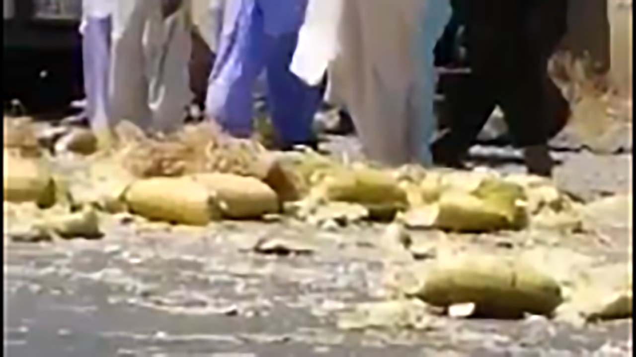 یاری‌رسانی مردم خاش به وانت چپ شده حامل خربزه + فیلم