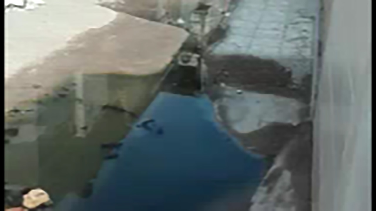 وضع نامناسب فاضلاب در معابر آبادان + فیلم
