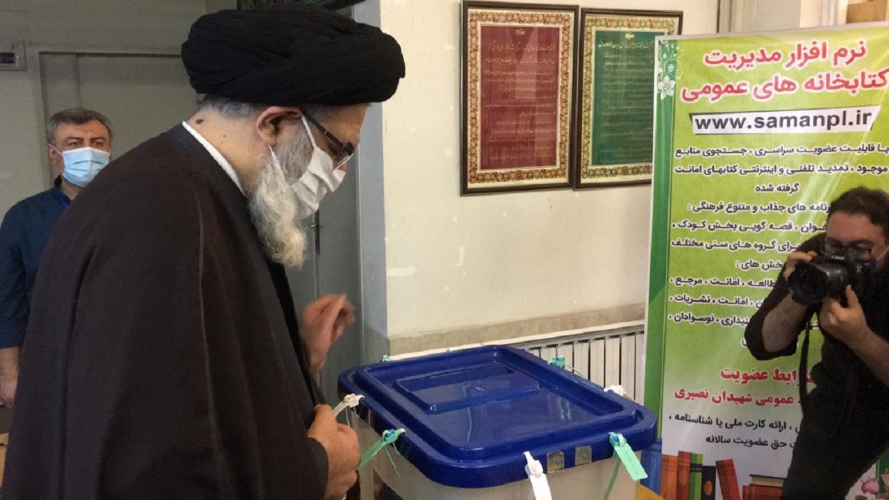 امام جمعه کرج رای خود را به صندوق انداخت