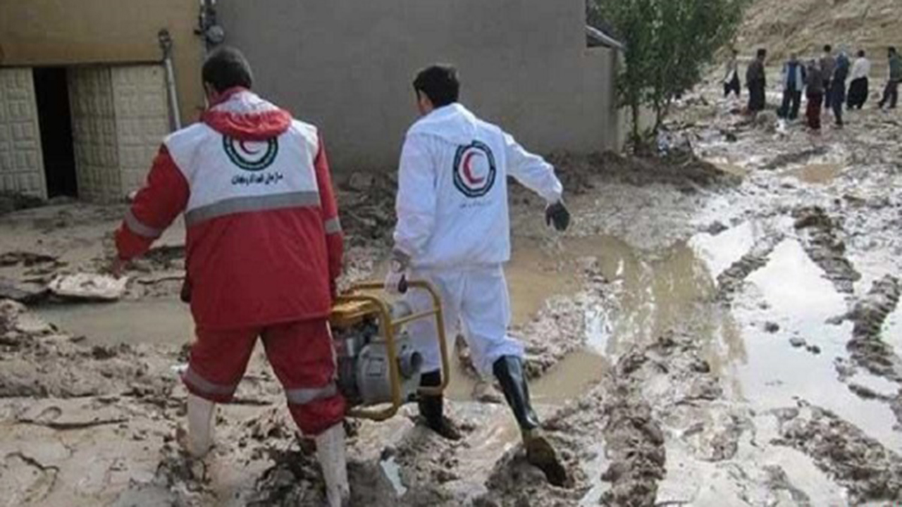 امدادرسانی جمعیت هلال احمر به سیل و آبگرفتگی شهرستان رستم
