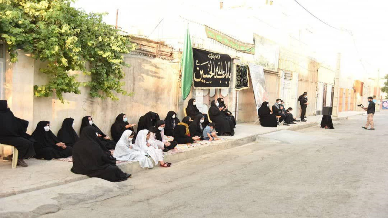 اجرای مراسم روضه خوانی مقابل منازل شهدا در مشهد