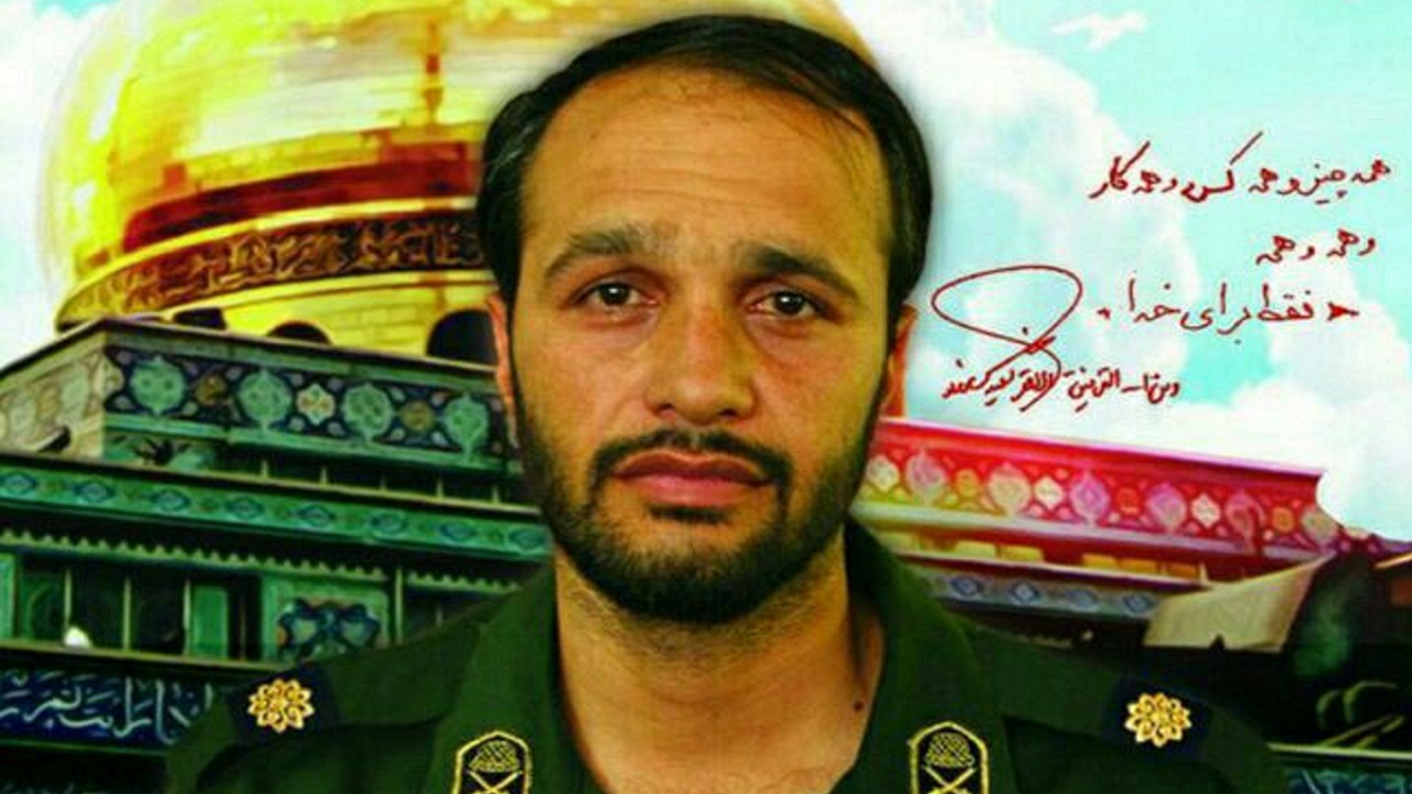 لحظه دردناک مواجهه فرزند شهید مدافع حرم با ماکت پدرش