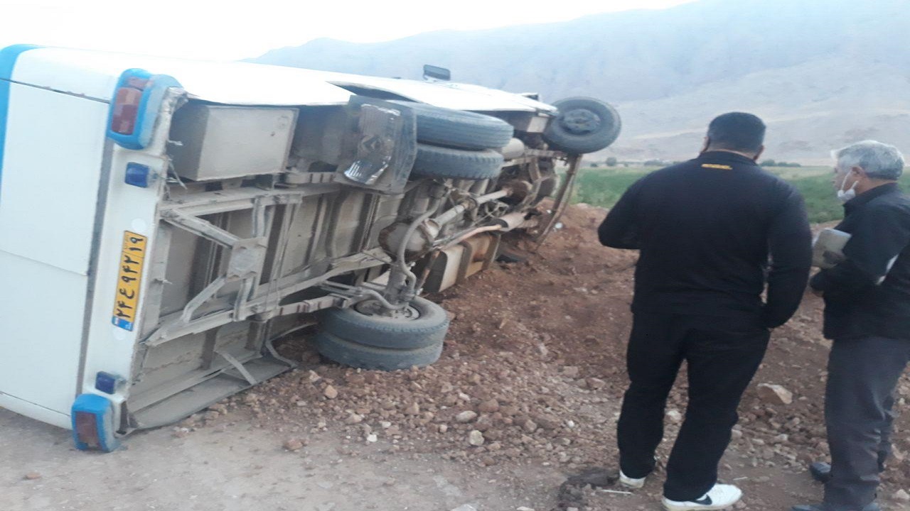 واژگونی اتوبوس در روستای سرتیپ‌آباد کرمانشاه + تصاویر