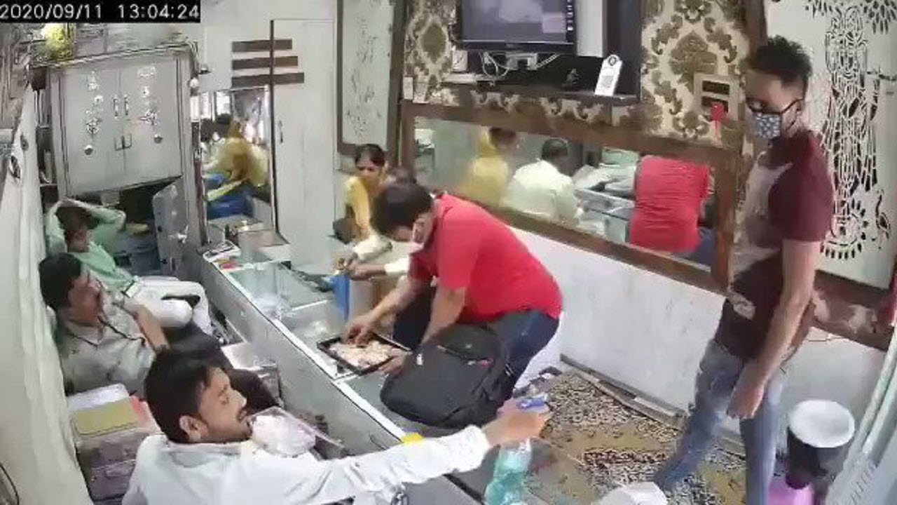 سرقت از طلافروشی با رعایت کامل آیین نامه های بهداشتی!