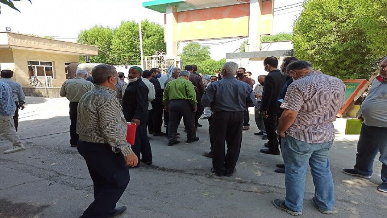 تجمع کارگران و بازنشستگان شهرداری آبادان مقابل ساختمان مرکزی این شهرداری