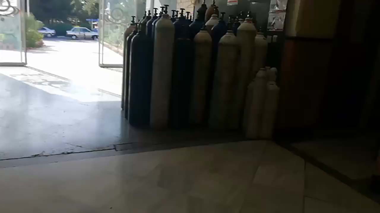 انبار و تخلیه غیر‌‌‌‌‌ ‌اصولی کپسول‌‌های اکسیژن در ‌بیمارستان کوثر کرج + فیلم