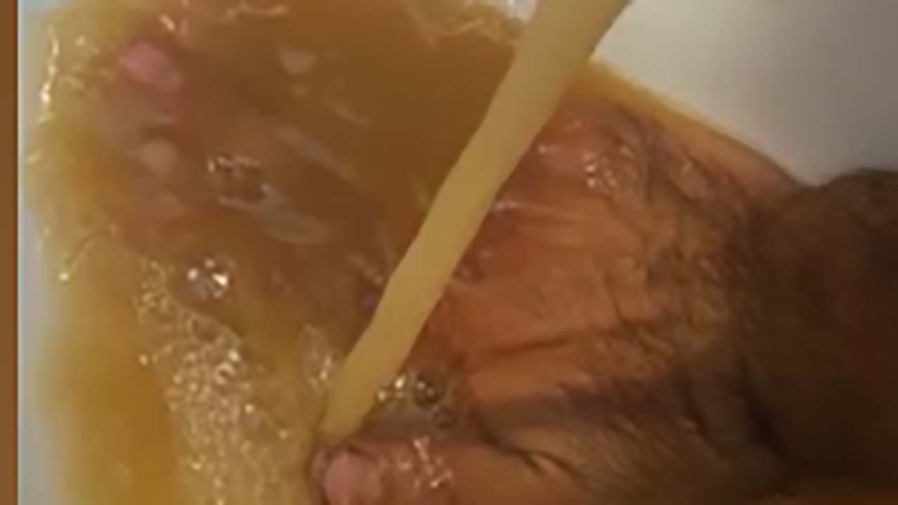 آب شرب گل‌آلود در اهواز + فیلم