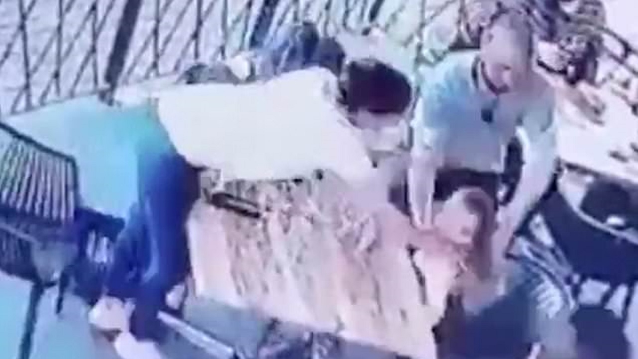لحظه گرفتار شدن مرد کودک ربا توسط مادر
