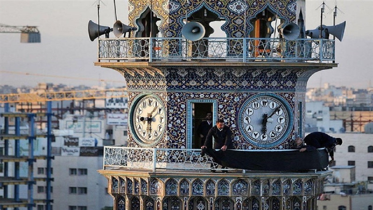 زائران حرم رضوی در سوگ سالروز شهادت امام سجاد(ع)/ صحن‌های حرم سیاه پوش شد