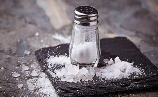 اضافه کردن نمک به روغن داغ 