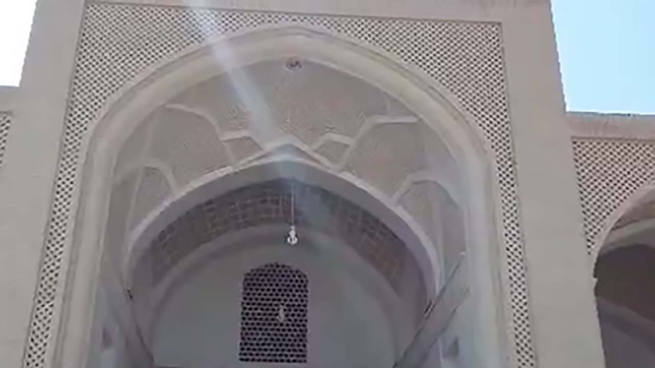نمایی از بنای تاریخی مسجد بازار در آران و بیدگل + فیلم